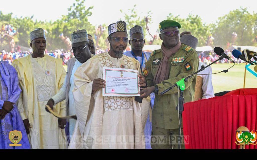 Diffa: Elhadj Moussa Ado DAYEL Honore de la Médaille Saraounia Diffa: Elhadj Moussa Ado DAYEL Honore de la Médaille Saraounia