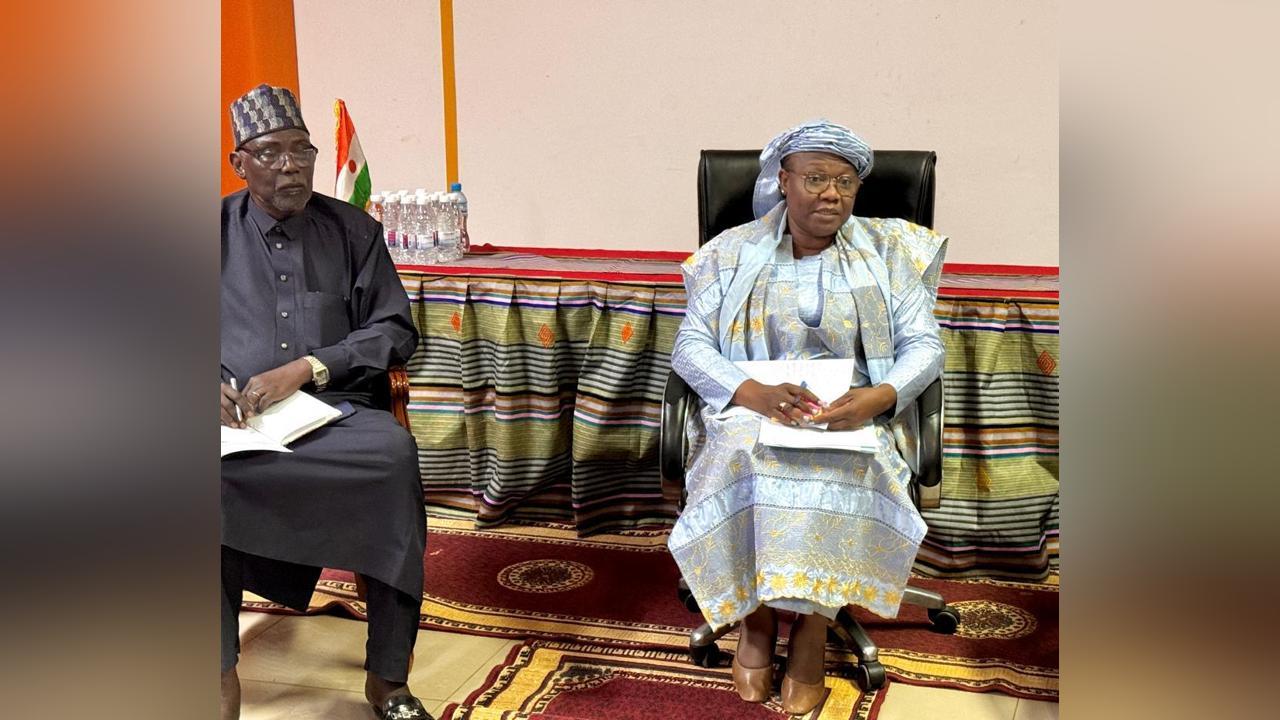 Échanges Entre Élisabeth et Directeurs Régionaux de l'Éducation Échanges Entre Élisabeth et Directeurs Régionaux de l'Éducation