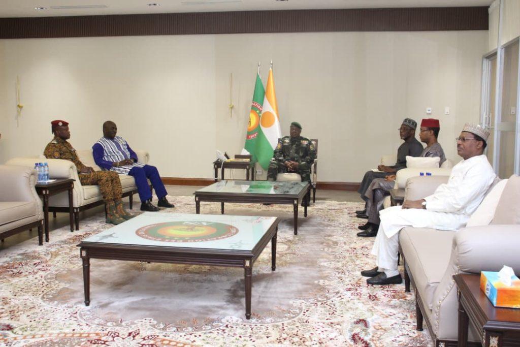 Réunion du Chef de l'État avec le président de la CNS Réunion du Chef de l'État avec le président de la CNS