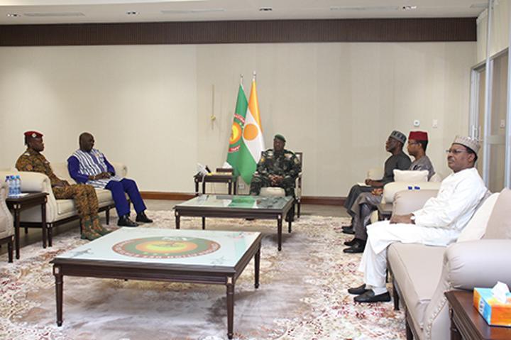 Entretien du Chef de l'État avec le Président de la Commission Entretien du Chef de l'État avec le Président de la Commission