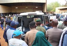 Ministre de la Santé Reçoit Médicaments et Ambulances OMS Ministre de la Santé Reçoit Médicaments et Ambulances OMS