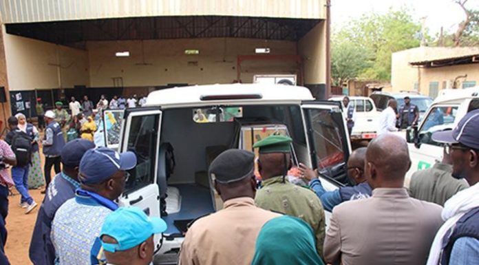 Ministre de la Santé Reçoit Médicaments et Ambulances OMS Ministre de la Santé Reçoit Médicaments et Ambulances OMS