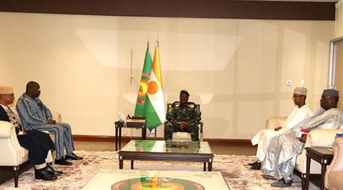 Chef de l’État Reçoit Ministre Burkinabé de la Justice Chef de l'État Reçoit Ministre Burkinabé de la Justice