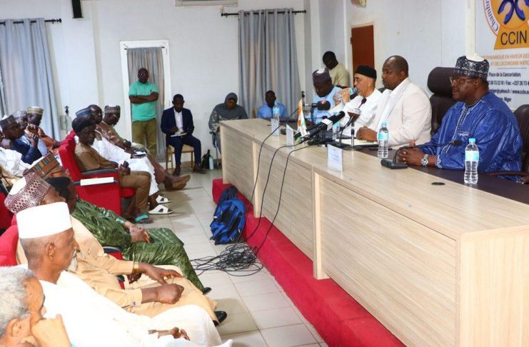 Le ministre en charge du Commerce rencontre les opérateurs économiques : Des échanges sur la baisse des prix des produits de grande consommation en prélude au mois de ramadan Le ministre en charge du Commerce rencontre les opérateurs économiques : Des échanges sur la baisse des prix des produits de grande consommation en prélude au mois de ramadan