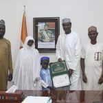 Au Cabinet du Premier ministre : M. Ali Mahaman Lamine Zeine reçoit le jeune lauréat Zoubeirou Issa Au Cabinet du Premier ministre : M. Ali Mahaman Lamine Zeine reçoit le jeune lauréat Zoubeirou Issa