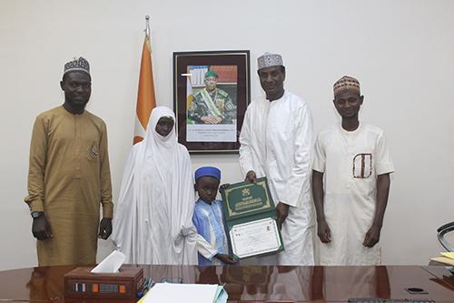 Au Cabinet du Premier ministre : M. Ali Mahaman Lamine Zeine reçoit le jeune lauréat Zoubeirou Issa Au Cabinet du Premier ministre : M. Ali Mahaman Lamine Zeine reçoit le jeune lauréat Zoubeirou Issa