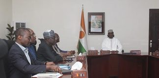 Au cabinet du Premier ministre : M. Lamine Zeine Ali Mahaman reçoit le Représentant Résident de la Banque mondiale et l’ambassadeur de Chine au Niger Au cabinet du Premier ministre : M. Lamine Zeine Ali Mahaman reçoit le Représentant Résident de la Banque mondiale et l’ambassadeur de Chine au Niger