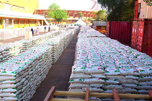 Lancement de la première opération de vente du riz local « Spécial Ramadan » : 3 000 tonnes de riz blanc, soit 120 000 sacs de 25 kg pour appuyer les ménages et valoriser la production locale Lancement de la première opération de vente du riz local « Spécial Ramadan » : 3 000 tonnes de riz blanc, soit 120 000 sacs de 25 kg pour appuyer les ménages et valoriser la production locale