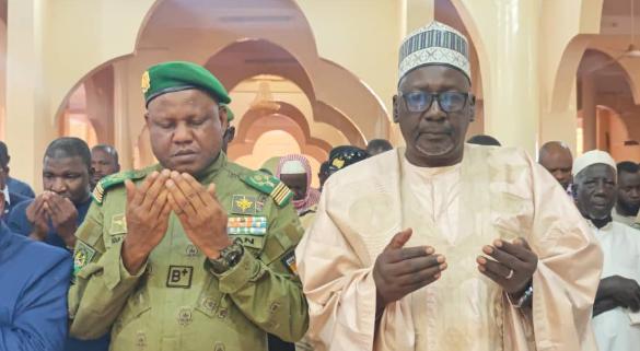 Prière Collective à la Grande Mosquée de Tahoua Prière Collective à la Grande Mosquée de Tahoua