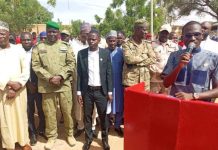 Hommage des scolaires de Tillabéri aux martyrs de 1990 Hommage des scolaires de Tillabéri aux martyrs de 1990