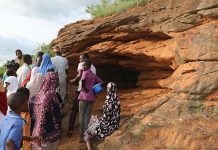 La Grotte de Kombolati et le Serpent Lati La Grotte de Kombolati et le Serpent Lati
