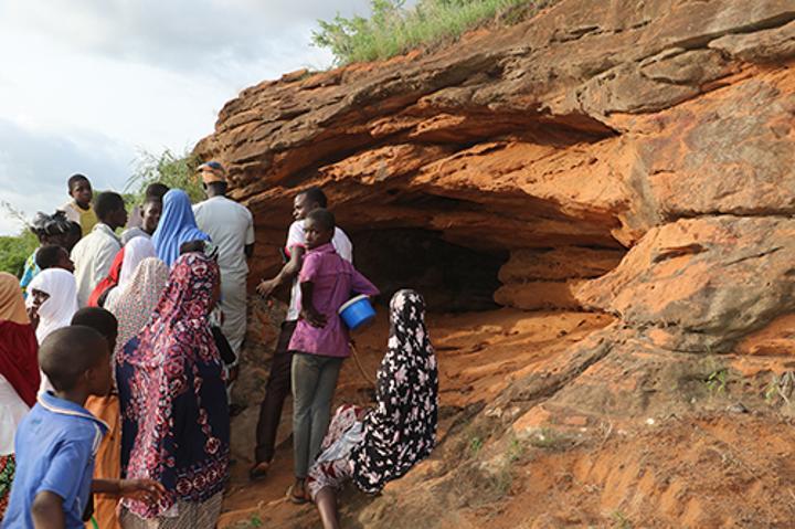 La Grotte de Kombolati et le Serpent Lati La Grotte de Kombolati et le Serpent Lati