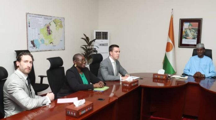 Rencontre entre le Premier Ministre et un responsable américain Rencontre entre le Premier Ministre et un responsable américain