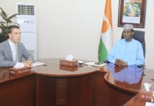 Premier Ministre Accueille Responsable du Département d’État Premier Ministre Accueille Responsable du Département d'État