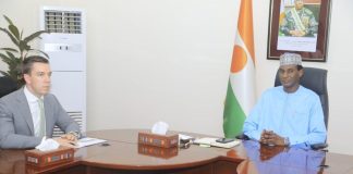 Premier Ministre Accueille Responsable du Département d’État Premier Ministre Accueille Responsable du Département d'État