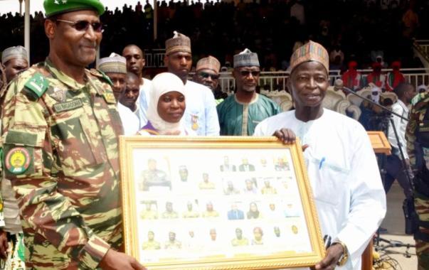 Diffa Honore le Gouverneur Bagadoma pour l'Information Publique Diffa Honore le Gouverneur Bagadoma pour l'Information Publique