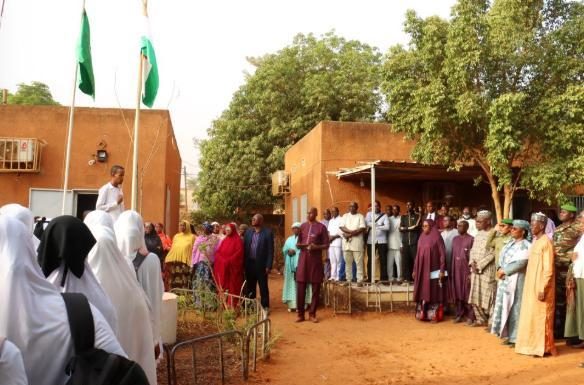 Une Semaine, Une École: Félicitations aux Responsables du CES FAN Une Semaine, Une École: Félicitations aux Responsables du CES FAN