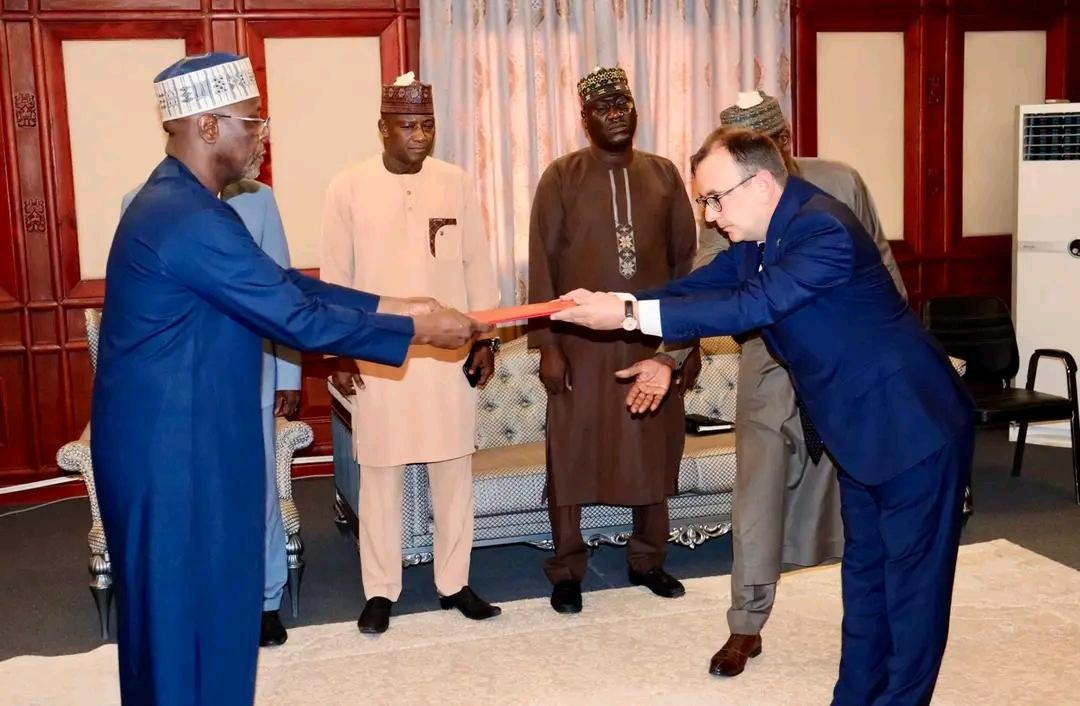 Niamey : Le Ministre des affaires étrangères reçoit les copies figurées des lettres de créance du nouvel ambassadeur turc au Niger Niamey : Le Ministre des affaires étrangères reçoit les copies figurées des lettres de créance du nouvel ambassadeur turc au Niger