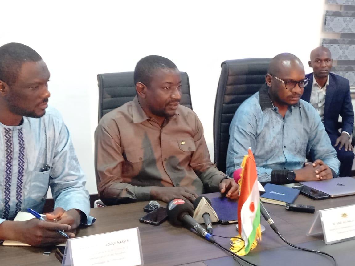 Mobilisation générale au Niger : le Ministre de la communication Adji Ali Salatou lance le processus d’harmonisation de la communication gouvernementale avec les acteurs Mobilisation générale au Niger : le Ministre de la communication Adji Ali Salatou lance le processus d’harmonisation de la communication gouvernementale avec les acteurs