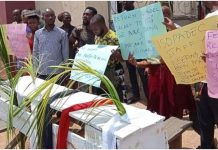 Slash in salary: ISOPADEC staff protest in Imo, bear casket to mock Governor Uzodinma Slash in salary: ISOPADEC staff protest in Imo, bear casket to mock Governor Uzodinma