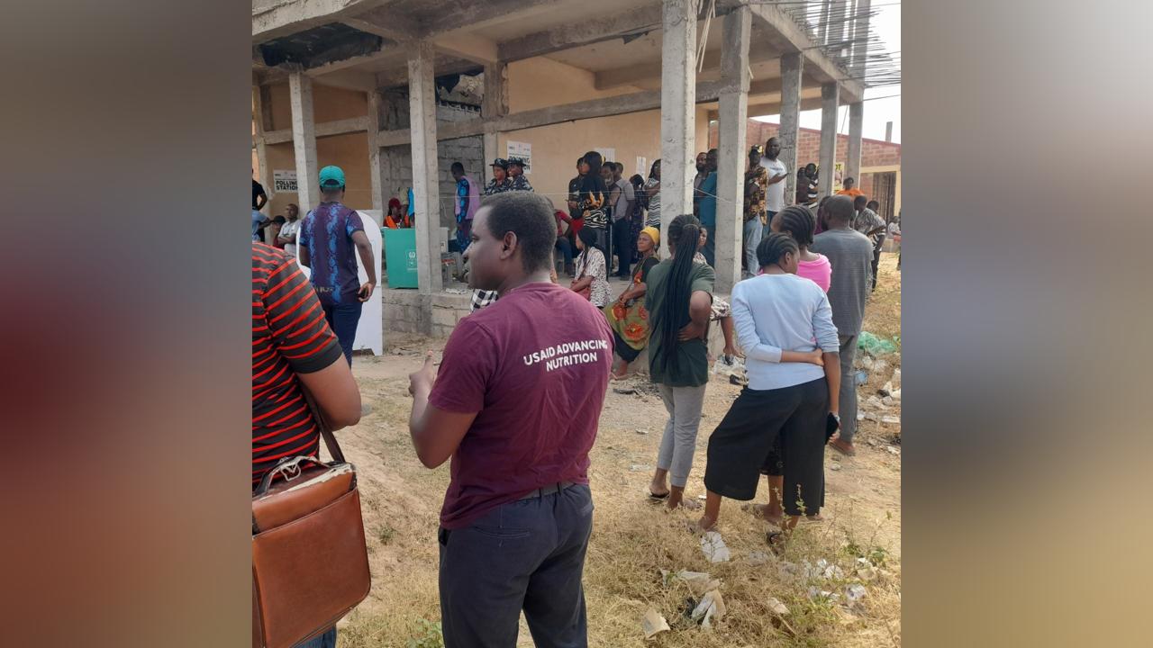 Nigeria Decides 2023 Inec Officials Materials Arrive At Ushafa Police Post Polling Unit Nigeria