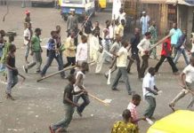 Teenagers looting, robbing our shops in name of rival gangs Teenagers looting, robbing our shops in name of rival gangs