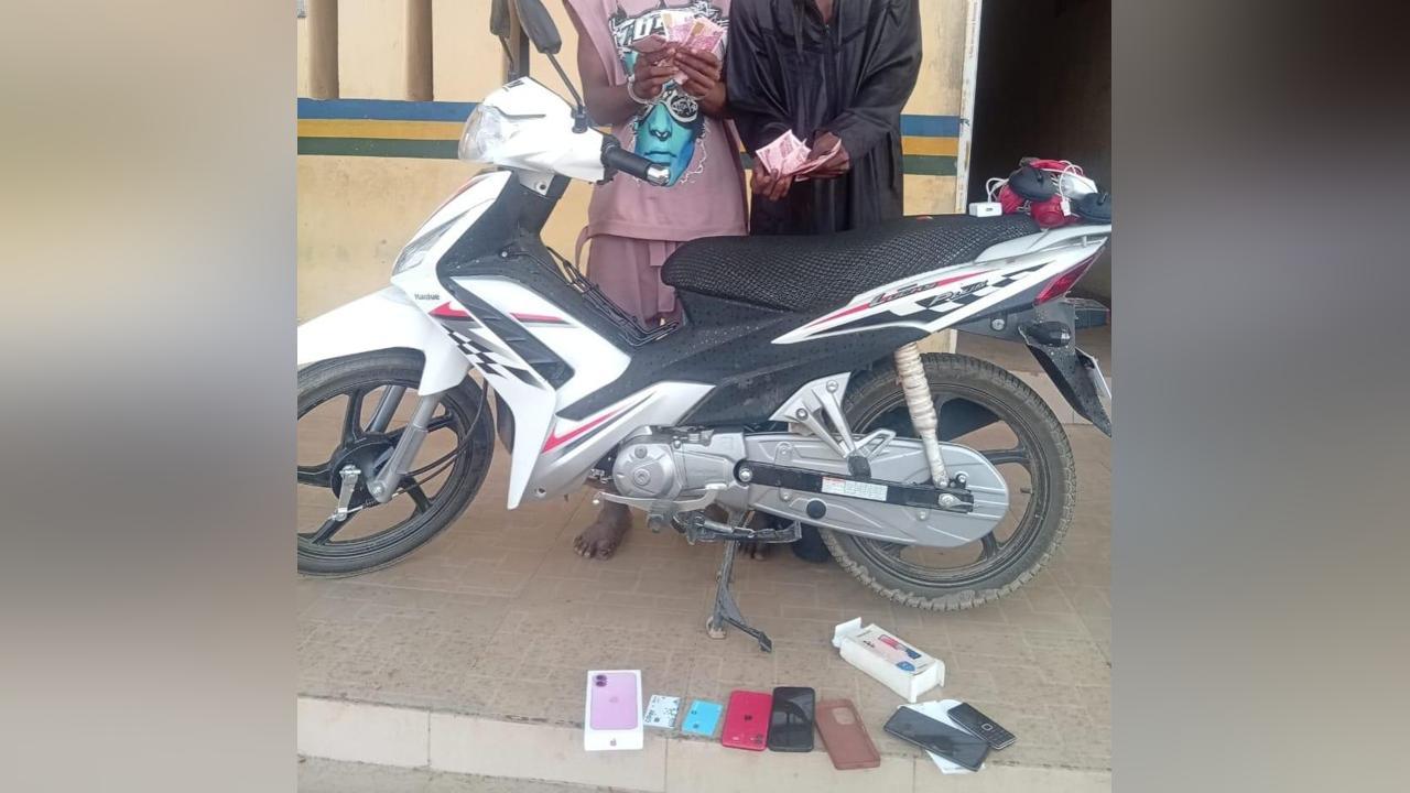 Police arrest two suspects fleeing robbery scene in Niger Police arrest two suspects fleeing robbery scene in Niger