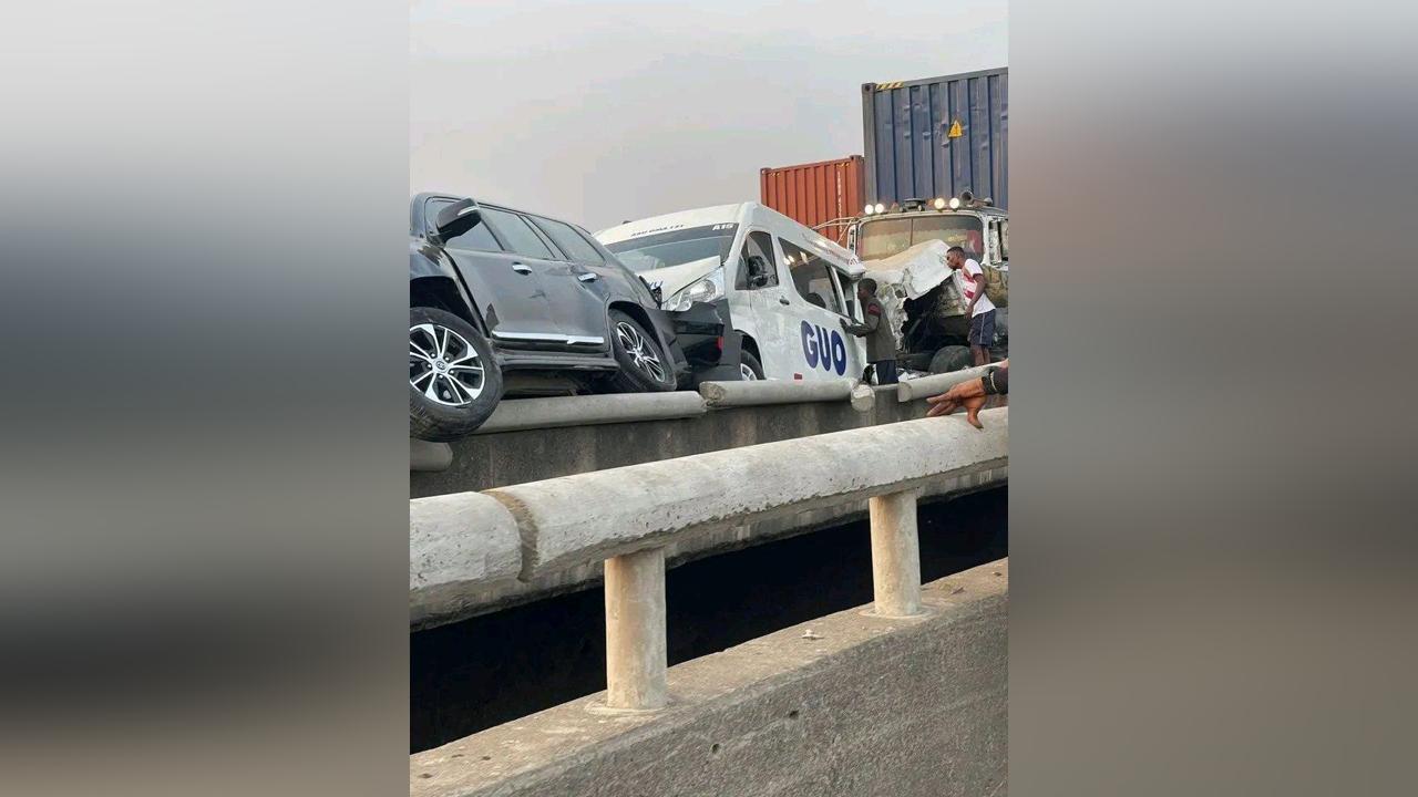 Eight Dead in Lagos-Ibadan Expressway Truck Crash Eight Dead in Lagos-Ibadan Expressway Truck Crash