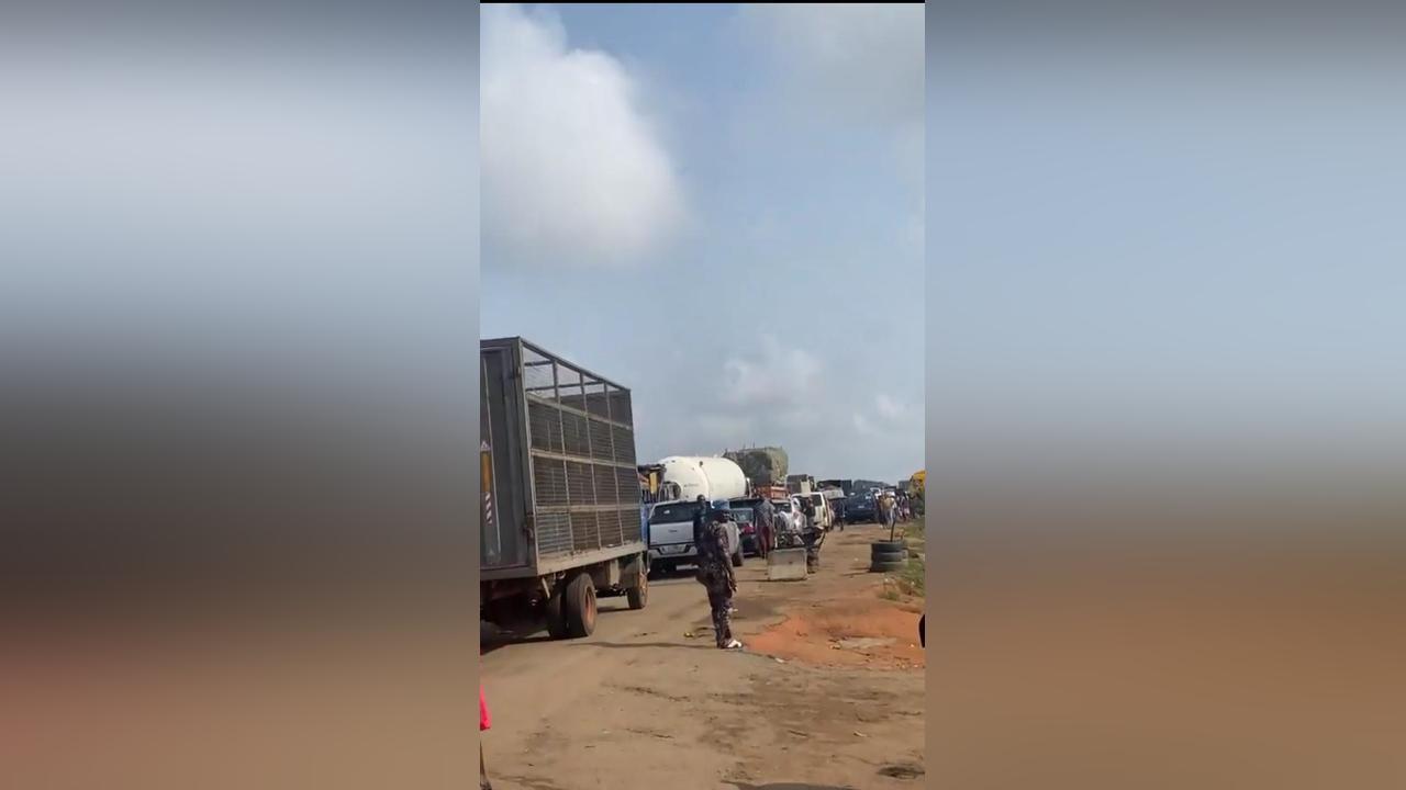Gridlock as truck drivers block Lagos-Ibadan Expressway Gridlock as truck drivers block Lagos-Ibadan Expressway