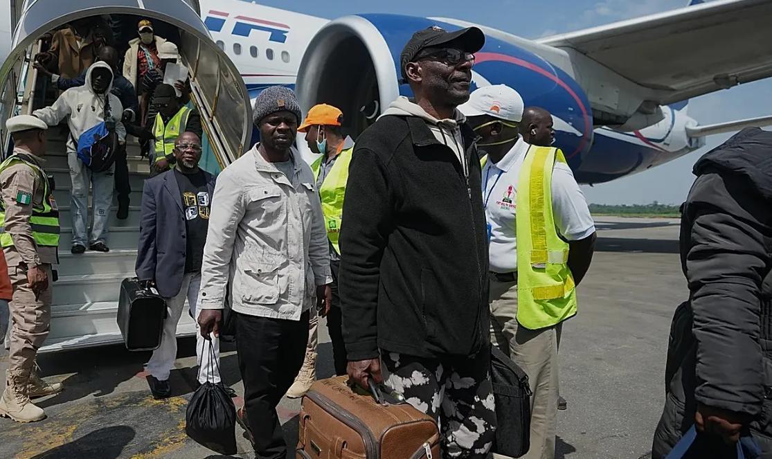 Migrant Crisis: 262 Nigerians Return from SA Migrant Crisis: 262 Nigerians Return from SA