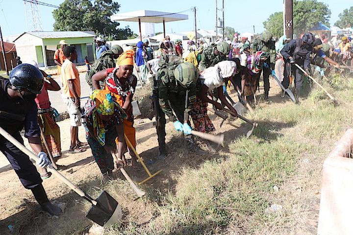 Mozambique Forces, Rwandan Troops And Over 4000 Residents Conduct Umuganda Mozambique Forces, Rwandan Troops And Over 4000 Residents Conduct Umuganda