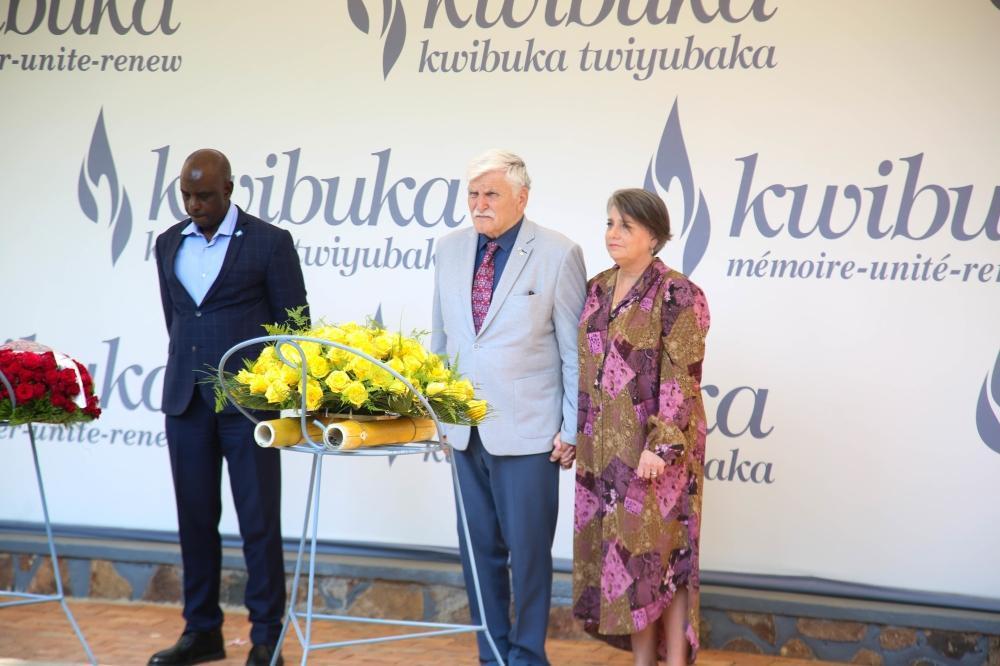 PHOTOS: Romeo Dallaire pays tribute to Genocide victims - Rwanda