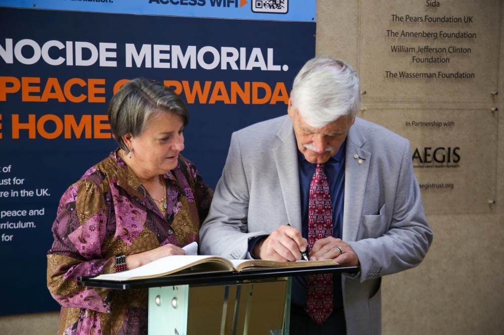 PHOTOS: Romeo Dallaire pays tribute to Genocide victims - Rwanda