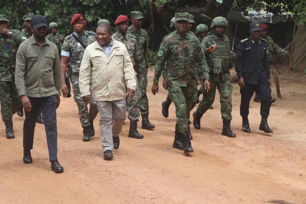 Mozambique president visits Rwandan troops in Cabo Delgado - Rwanda