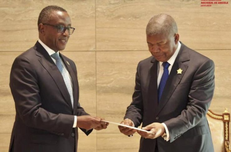 Biruta delivers Kagame’s message to Angolan president Biruta delivers Kagame's message to Angolan president