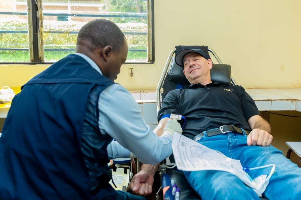 Rotarians rally youth to donate blood Rotarians rally youth to donate blood