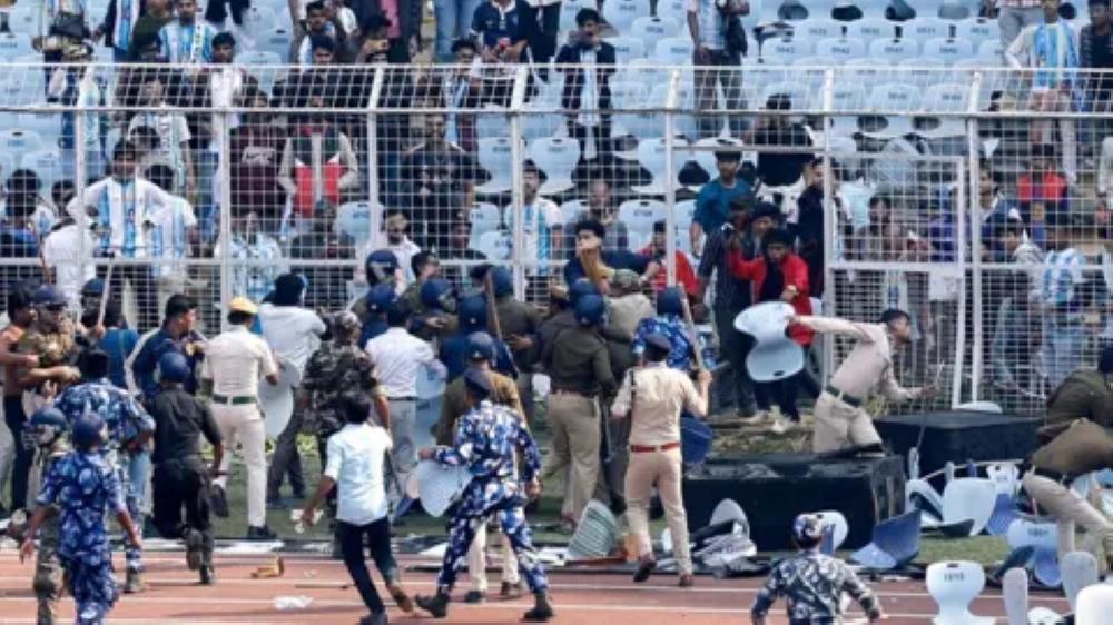 Angry Fans Attack Messi Event in India Angry Fans Attack Messi Event in India
