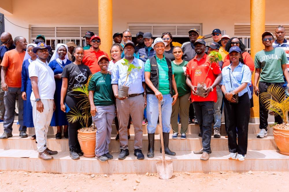 Rotarians Plant 2,000 Trees for 25th Anniversary Rotarians Plant 2,000 Trees for 25th Anniversary