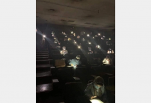 طلاب جامعة ليبية يؤدون اختبارهم على ضوء هواتفهم