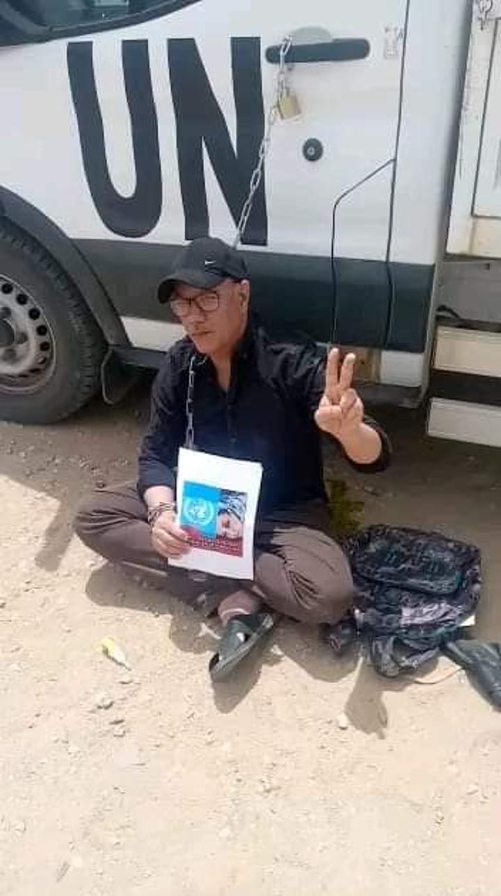 عاجل من السمارة المحتلة :الناشط الحقوقي حمادي الناصري يقيد نفسه بشاحنة تابعة للبعثة آلاممية من أجل إجراء استفتاء تقرير المصير في الصحراء الغربية عاجل من السمارة المحتلة :الناشط الحقوقي حمادي الناصري يقيد نفسه بشاحنة تابعة للبعثة آلاممية من أجل إجراء استفتاء تقرير المصير في الصحراء الغربية