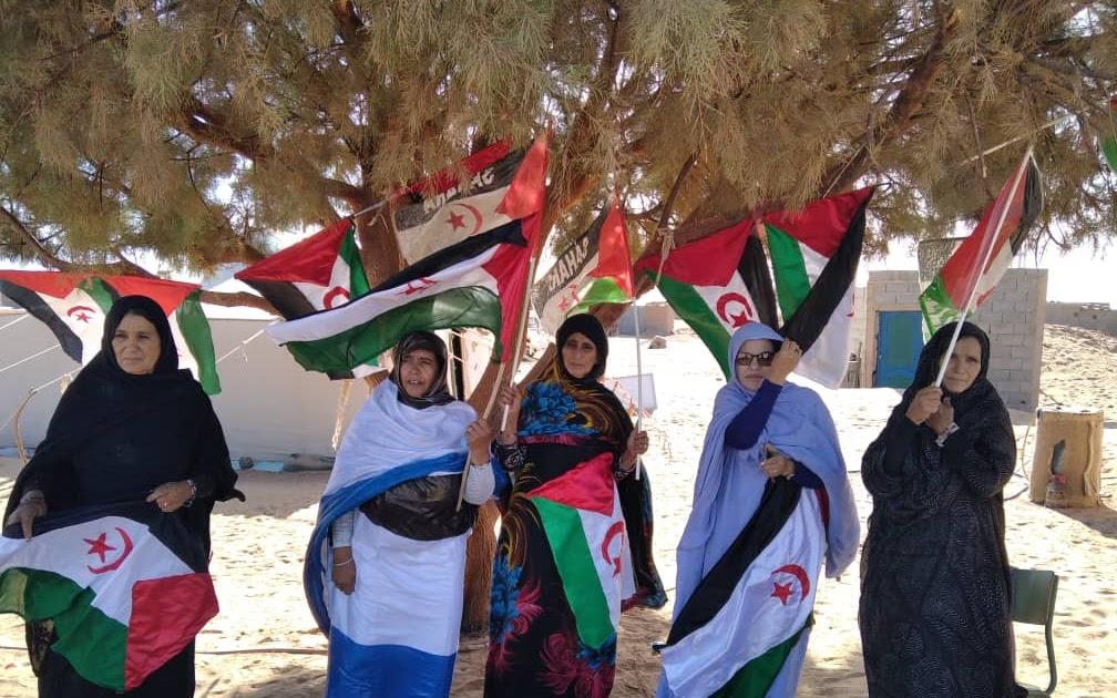 جماهير ولاية آوسرد تتضامن مع عائلة الناشطة الحقوقية سلطانة خيا بالانخراط في حملة رفع الأعلام الوطنية جماهير ولاية آوسرد تتضامن مع عائلة الناشطة الحقوقية سلطانة خيا بالانخراط في حملة رفع الأعلام الوطنية