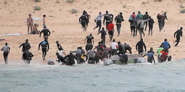 بمباركة من السلطات المغربية: أكثر من 2700 مهاجر غير شرعي من المغاربة والأفارقة بينهم عائلات بأكملها “يغزون” إسبانيا بمباركة من السلطات المغربية: أكثر من 2700 مهاجر غير شرعي من المغاربة والأفارقة بينهم عائلات بأكملها “يغزون” إسبانيا