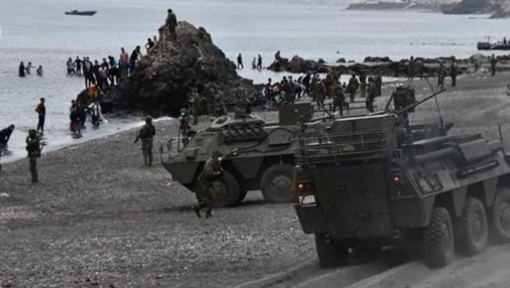 إسبانيا تنشر حراسة مشددة للجيش الإسباني على سواحل سبتة بعد هجرة أزيد من 6000 مغربي ومدريد تتهم الرباط إسبانيا تنشر حراسة مشددة للجيش الإسباني على سواحل سبتة بعد هجرة أزيد من 6000 مغربي ومدريد تتهم الرباط
