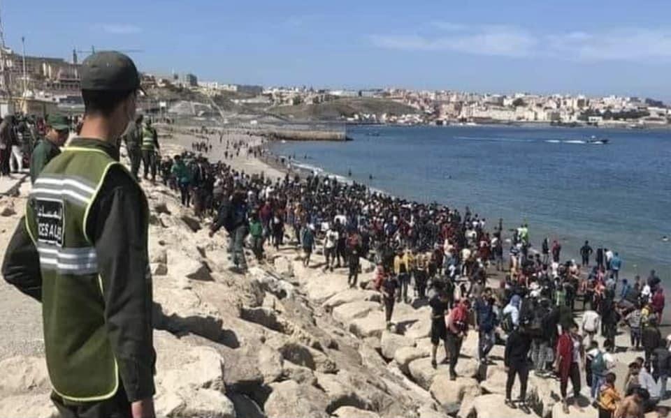 أستاذ بجامعة مدريد: “المغرب أظهر أسوء صوره باستعماله آلاف الأشخاص لتهجيرهم بطريقة غير شرعية إلى مدينة سبتة” أستاذ بجامعة مدريد: “المغرب أظهر أسوء صوره باستعماله آلاف الأشخاص لتهجيرهم بطريقة غير شرعية إلى مدينة سبتة”
