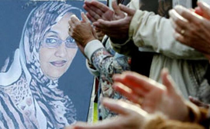 إطلاق اسم أمينتو حيدار على ساحة بمدينة أشبيلية تقديرا لدور المرأة الصحراوية في تحرير الصحراء الغربية إطلاق اسم أمينتو حيدار على ساحة بمدينة أشبيلية تقديرا لدور المرأة الصحراوية في تحرير الصحراء الغربية