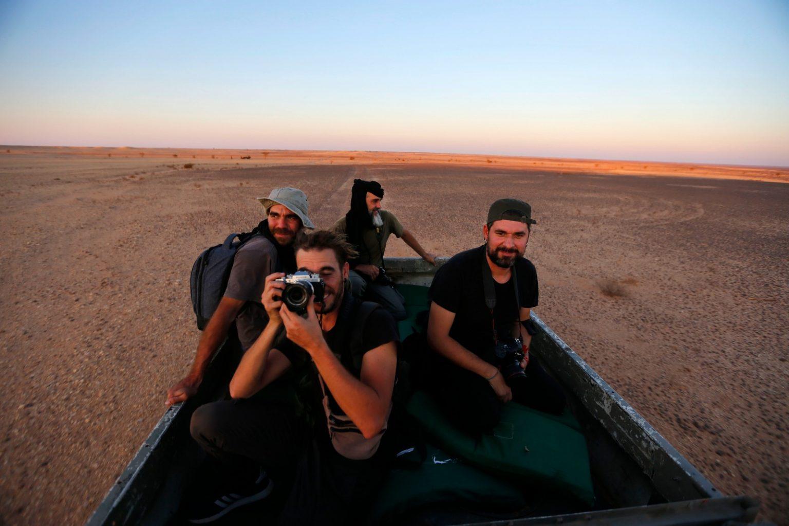 صحفي إسباني يروي تفاصيل ما وقف عليه مع مقاتلي جيش التحرير الشعبي الصحراوي في مواجهة جيش الاحتلال المغربي صحفي إسباني يروي تفاصيل ما وقف عليه مع مقاتلي جيش التحرير الشعبي الصحراوي في مواجهة جيش الاحتلال المغربي