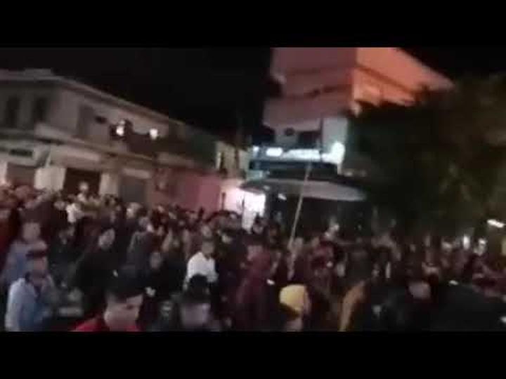 نظام المخزن على صفيح ساخن, مظاهرات ليلية عارمة بفاس المغربية احتجاجا على تردي الاوضاع الاقتصادية و الاجتماعية. نظام المخزن على صفيح ساخن, مظاهرات ليلية عارمة بفاس المغربية احتجاجا على تردي الاوضاع الاقتصادية و الاجتماعية.