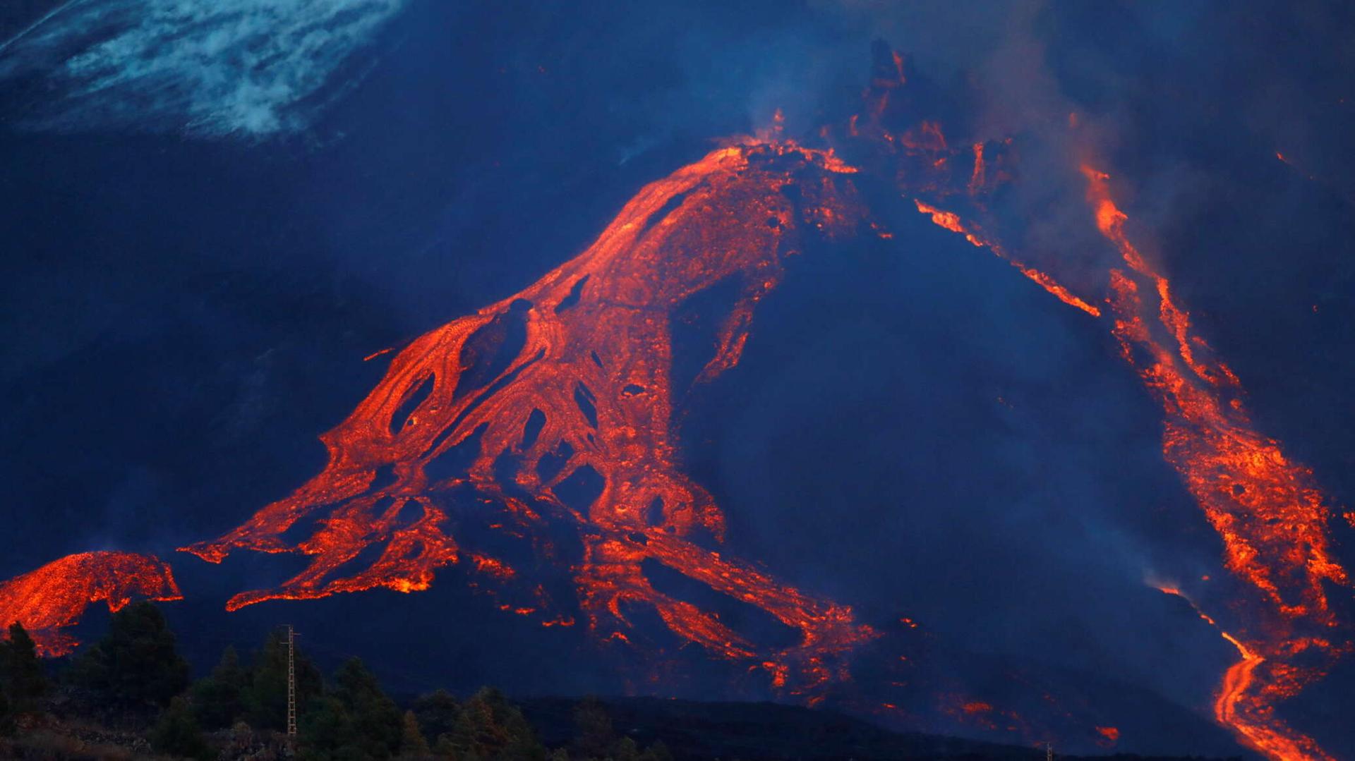 لأول مرة في التاريخ رجل يحلق فوق بركان نشط ببدلة بأجنحة... فيديو