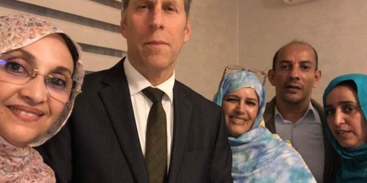 خلال لقاء مع “ISACOM” بالعيون المحتلة, مسؤول رفيع من السفارة الامريكية بالمغرب, يتسلم رسالة تتعلق بالحصار المفروض على سلطانة خيا و عائلتها. خلال لقاء مع “ISACOM” بالعيون المحتلة, مسؤول رفيع من السفارة الامريكية بالمغرب, يتسلم رسالة تتعلق بالحصار المفروض على سلطانة خيا و عائلتها.