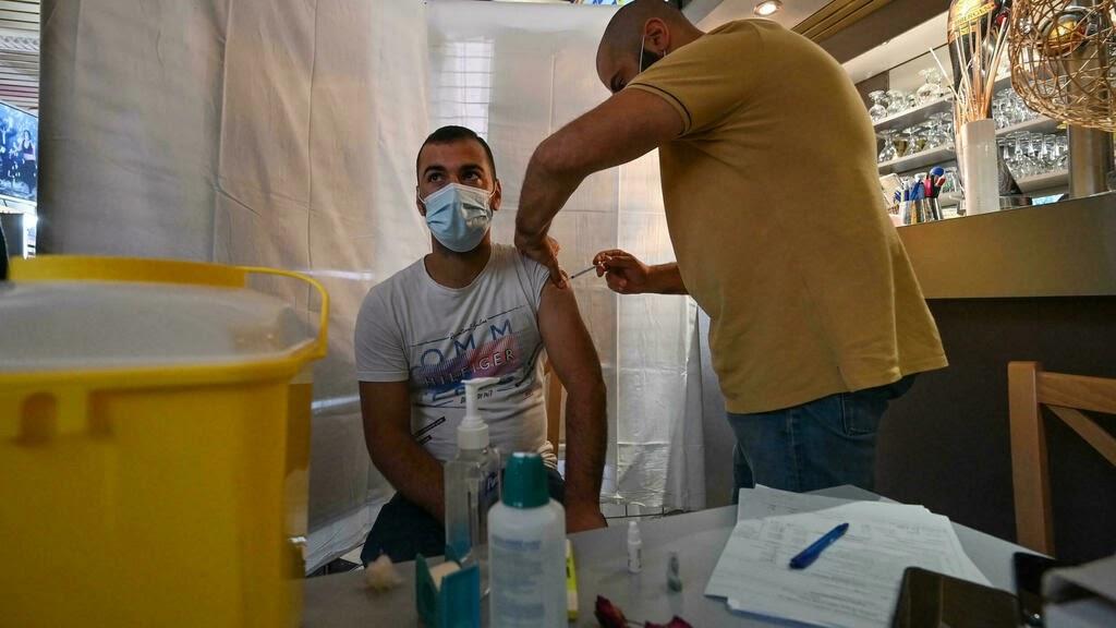 أمام تفشي متحور أوميكرون... الهيئة العليا للصحة في فرنسا توصي بجرعة لقاح تنشيطية بعد 3 شهور من السابقة أمام تفشي متحور أوميكرون... الهيئة العليا للصحة في فرنسا توصي بجرعة لقاح تنشيطية بعد 3 شهور من السابقة